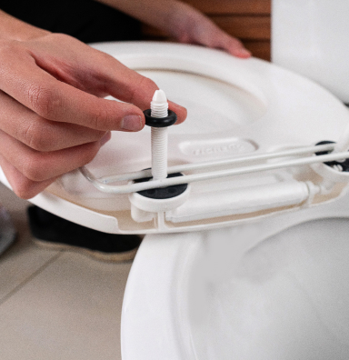 Coloque o anel de borracha do lado direito no grampo.